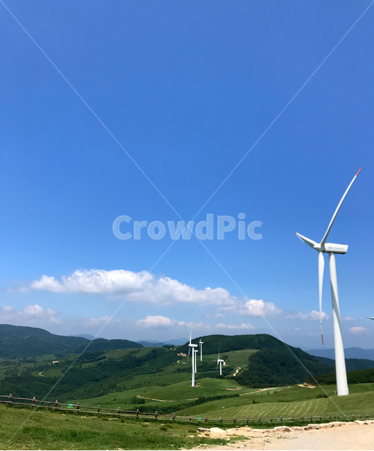 풍력발전기,목장,자연,초원,산,풀,하늘,구름,풍력,천연자원,에너지산업,energy industry,motor,모터,engine,엔진,machine,기계