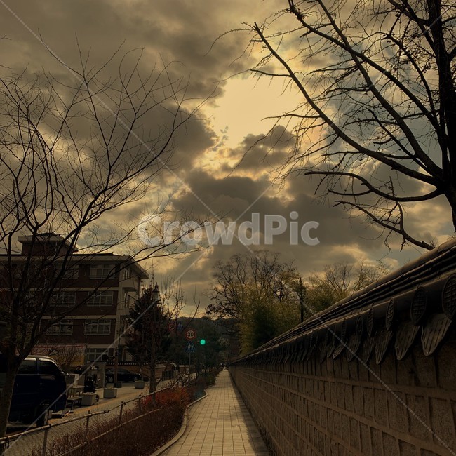전주,전주한옥마을,한옥마을,jeonju,감성,전라도,길,구름,햇빛,분위기,한옥,가을,겨울,도시,풍경,city,landscape,한국도시풍경,한국도시경관,korea cityscape,한국전통,한국문화,korean traditional,korean culture,흑백,모노톤,monochrome,black and white,path,통로,walkway,보도,pavement,포장,sidewalk,building,건물,bridge,다리