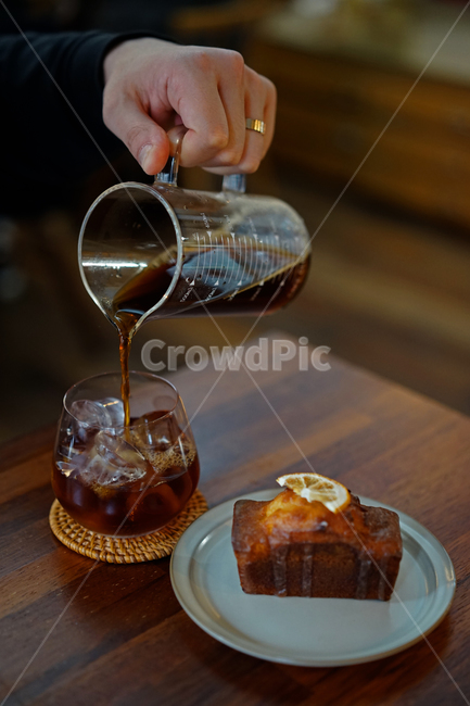 커피,카페,coffee,cafe,음료,디저트,파운드,빵,사람,인물,인간,human,person,신체일부,몸,body,음식,식재료,요리,food,cook,meal,dishes,food reserves,빵,bread,디저트,간식,후식,dessert,snack,커피,카페,coffee,cafe,감성,sensible,feeling