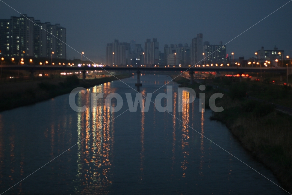 풍경,야경,네온사인,가로등,사진,도시,풍경,city,landscape,야경,밤,nightscape,night,ditch,도랑,water,물,outdoors,옥외