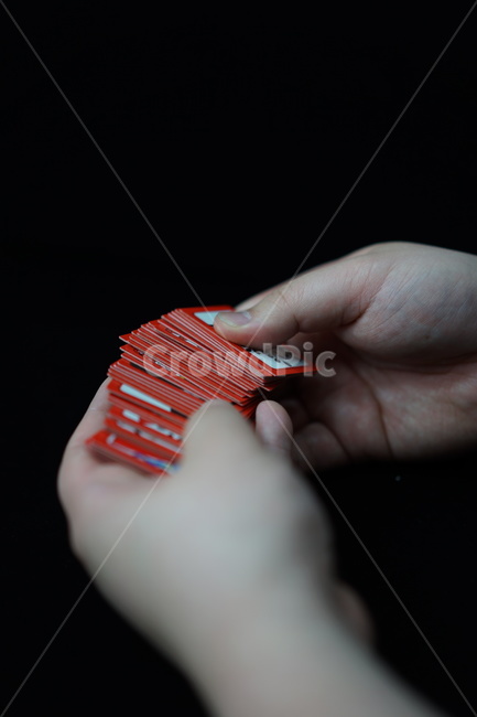 화투,화투패,고스톱,한국전통,도박,게임,놀이,손가락,손동작,노름,하나후다,사람,인물,인간,human,person,신체일부,몸,body,게임,오락,놀이,game,play