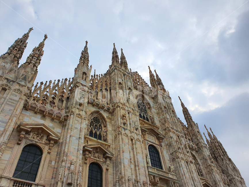 대성당,두오모,밀라노,밀란,고딕양식,중세건물,건물,첨탑,뾰족한탑,탑,milano,italy