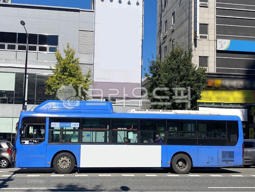 버스,버스광고,목업,목업이미지,광고,광고판,차량광고,시내버스광고,부착광고,옥외광고,판넬,비즈니스,상업광고판,도시배경,사인보드,상업광고,커머셜,비어있는,프레임,광고디자인,빈공간,배경,바탕,백그라운드,사각형광고판,차량,교통수단,bus,busadvertisement,mockup,mockupimage,billboard,vehicleadvertisement,citybusadvertisement,advertisement,outdooradvertisement,panel,business,commercialbillboard,citybackground,signboard,commercialadvertisement,commercial,free,frame,advertisingdesign,emptyspace,background