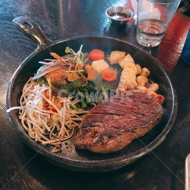 스테이크,외식,안심,미디움,레어,음식,식재료,요리,food,cook,meal,dishes,food reserves,육류,고기,meat