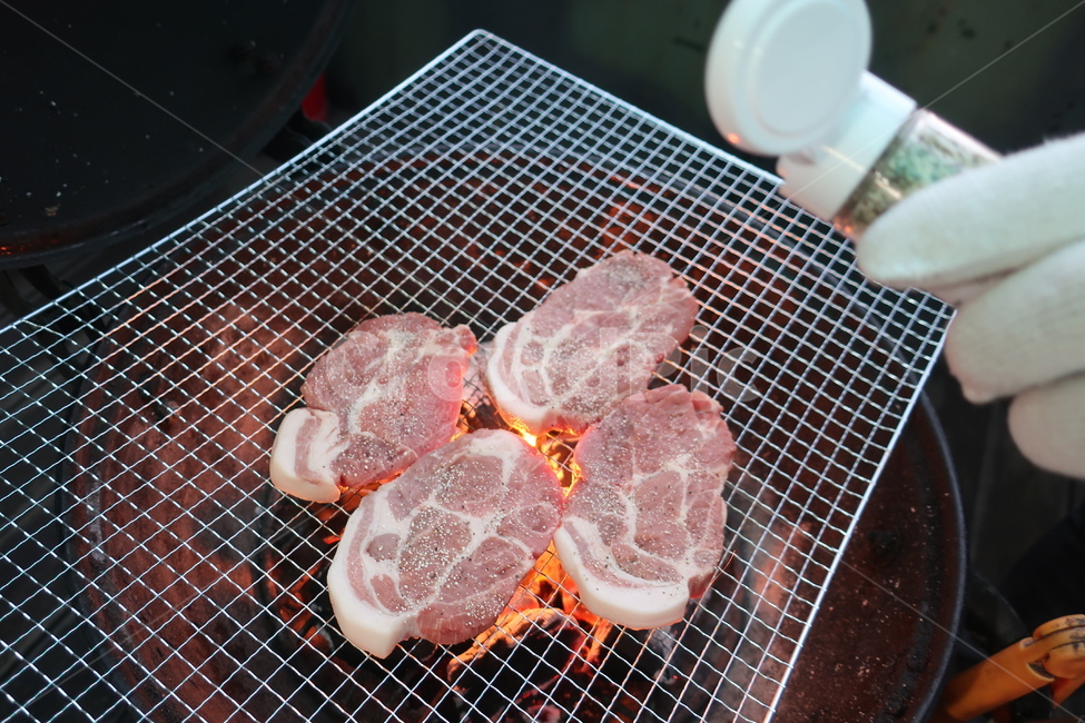 돼지,고기,구이,목살,석쇠,숯불,육류,정육,캠핑,로스구이,음식,식재료,요리,food,cook,meal,dishes,food reserves,육류,고기,meat
