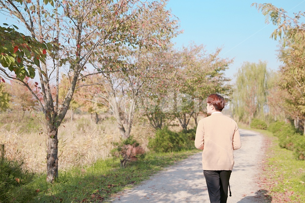 사람,남자,뒷모습,가을,man,가을,계절,fall,autumn,season,사람,인물,인간,human,person,남성,남자,man,male,pants,바지,sleeve,소매