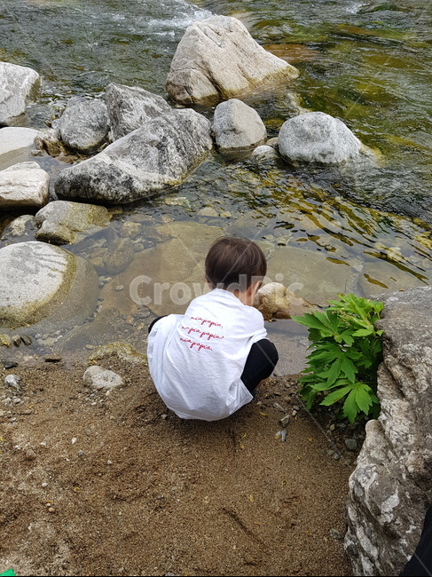 계곡,여름,물,아이,뒷모습,여름,계절,summer,season,사람,인물,인간,human,person,어린이,어린아이,child,children,kid,rubble,파편