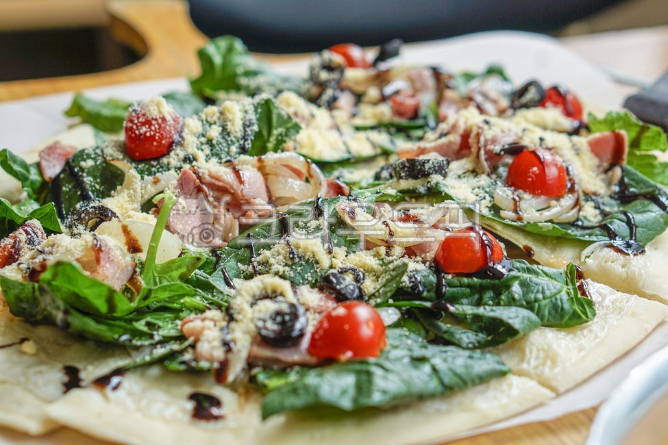 wood fired pizza,pizza,dessert,Italian food,western cuisine,Arugula Pizza,Making pizza,cooking,Homemade Pizza,food,western food