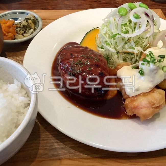 함박스테이크,햄벅스테이크,돼지고기,소고기,정식,다진고기,일본식,고기,hamburgersteak,pork,beef,mincedmeat,japanesestyle,meat,건강식,맛있는,음식,요리,식사,healthyfood,delicious,tasty,food,dish,meal,lunch,dinner