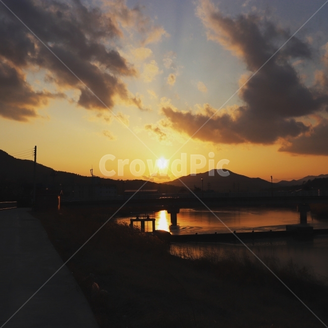 일몰,노을,하늘,다리,갈대,자연,풍경,nature,landscape,sunlight,햇빛,outdoors,옥외,dusk,황혼,dawn,새벽,red sky,붉은 하늘,sky,sunset,light,빛,flare,플레어