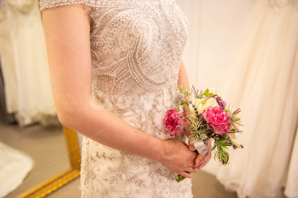 웨딩촬영,웨딩,드레스샵,결혼,wedding,weddingdress,부케,신부,꽃,사람,인물,드레스,웨딩드레스,축하,human,woman,marry,marriage,celebrate,기념일,신체일부,몸,body,female,lady,여자,손,의류,비즈,clothing,person,사람,인물,인간,human,person,여성,여자,woman,female,lady,결혼,혼례,웨딩,wedding,marriage,marry