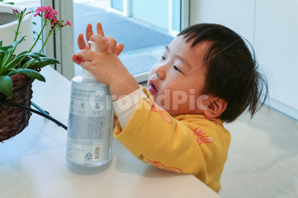손소독,예방,바이러스,소독,소독제,손소독제,위생,청결,귀여운,인간,사람,모델,아이,어린이,작은,어린,아동,유아,세살,고사리손,손,남자,남아,남자아이,살균,라이프스타일,일상,생활,감염예방