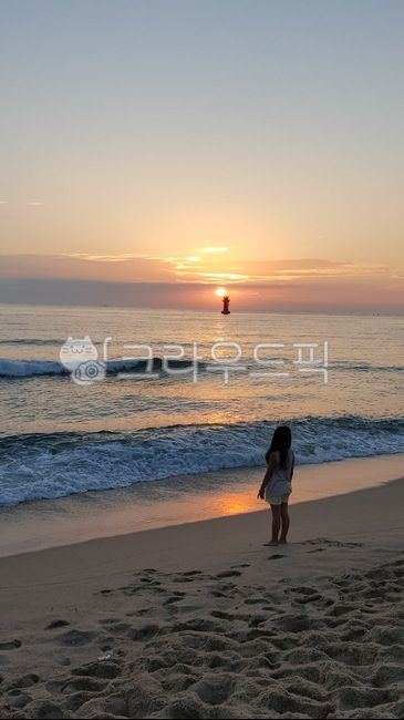 A child watching the sunrise,East Sea sunrise,Beach,dawn sea,sunrise,children,Sunrise