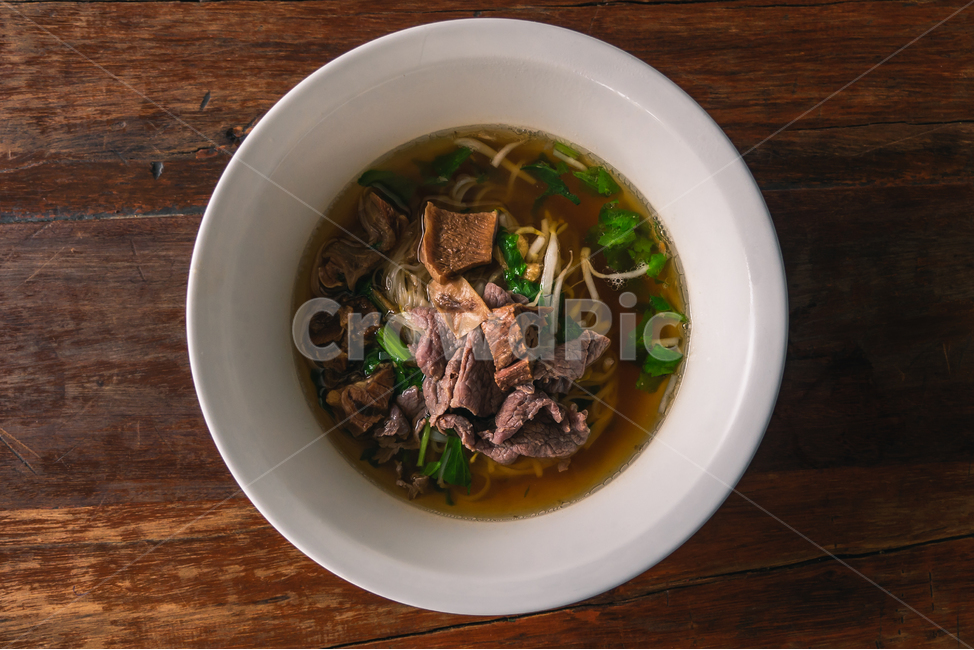 soup,wooden table,noodles,restaurant,food photography,beef,noodle,rice noodles,cow,Thai cuisine,ricenoodles,delicious,food,warm,Beef Rice Noodles,cooking
