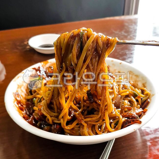 dish,접시,food,음식,meal,식사,짜장소스,자장소스,간짜장,짜장면