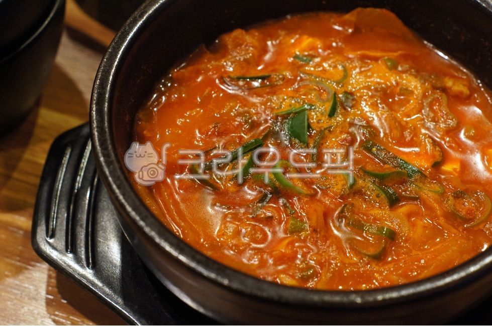 김치찌개,kimchistew,김치전골,kimchijjigae,spicystew,porkstew,meatstew,돼지김치찌개,portablestove,음식,food,kfood,요리,플레이팅,foodpresentation,plating,음식,식재료,요리,food,cook,meal,dishes,food reserves
