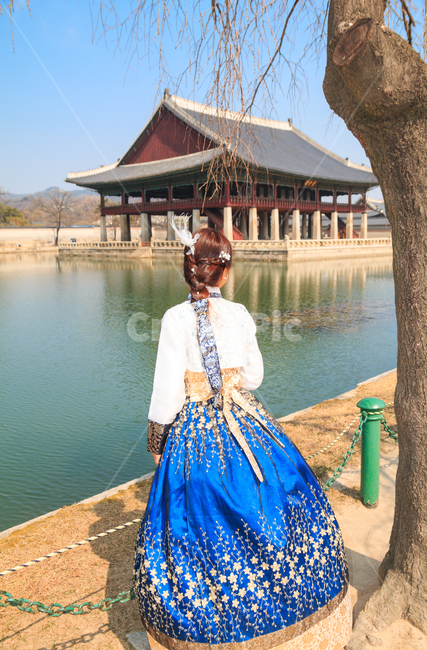 경복궁,경회루,한복,여성,전통,복장,의복,비단,실크,연못,궁전,궁궐,문화,문화유산,유적,풍경,경치,봄,나뭇가지,고운,자태,아름다운,우아한,건물,건축,기와,기와지붕,고궁,댕기머리,패션,서울,한국전통,한국문화,korean traditional,korean culture,한복,한국전통의상,hanbok,korean traditional clothes,랜드마크,landmark,tourist attraction,한국랜드마크,한국관광지,한국명소,korea landmark,korea tourist attraction,사람,인물,인간,human,person,여성,여자,woman,female,lady,건축물,건물외관,exterior,building,structure,architecture,construction