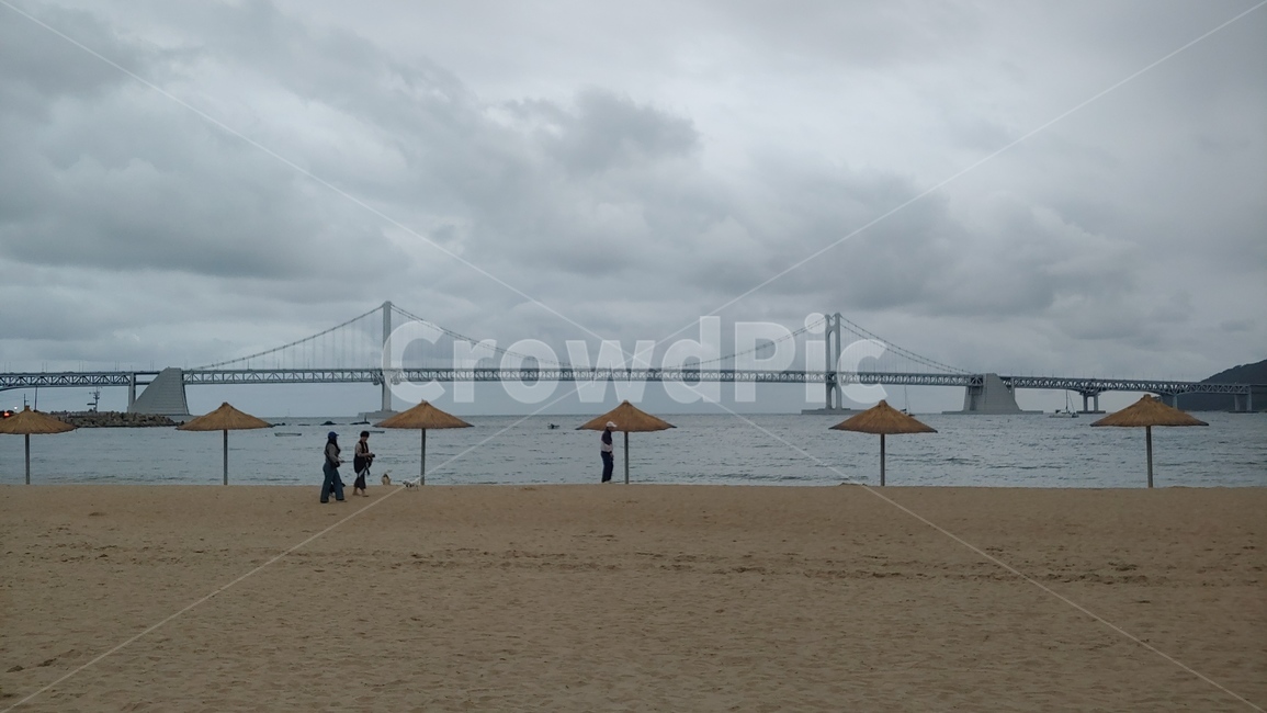person,사람,human,인간,광안리,광안대교,부산광역시,구름,해수욕장,흐린날씨
