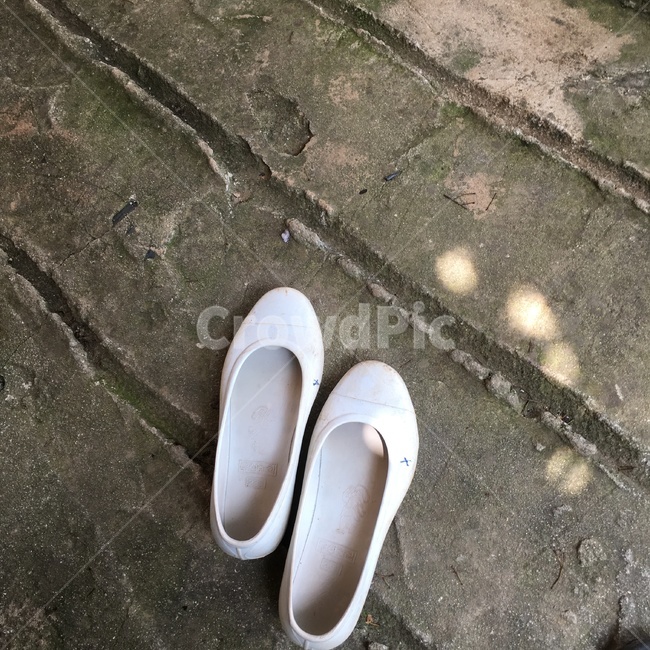 신발,고무신,shoes,하얀색,빛,바닥,사물,물건,오브젝트,thing,object,matter