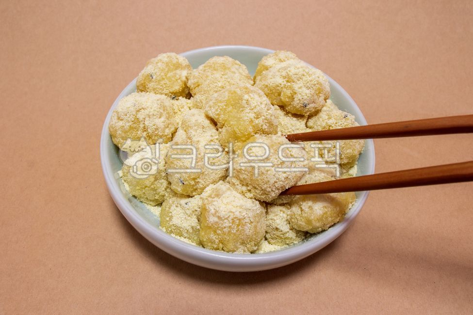 떡,인절미,디저트,전통음식,한식,간식,후식,수제,수제간식,명절음식,명절,한국음식,한국,음식,콩고물,떡고물,콩가루,인절미콩가루,홈메이드,건강음식,건강,건강한,전통,한국전통음식,인절미떡,홈메이드간식,건강식,건강간식,요리,젓가락,나무젓가락,그릇,접시,배경,바탕,백그라운드,ricecake,injeolmi,dessert,koreanfood,sweet,meal,tteok,food,homemade,traditional,healthy,holiday,eat,diet,beanflour,chopsticks,woodenchopsticks,snack,cooking,cuisine,dish,plate,korea,brown,white,background,음식,식재료,요리,food,cook,meal,dishes,food reserves,디저트,간식,후식,dessert,snack