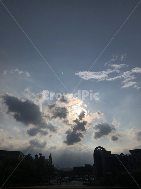 노을,구름,역광,태양,하늘,저녁,속초,바다,뭉게구름,새털구름,등대,황혼,sunset,cloud,sun,sky,풍경