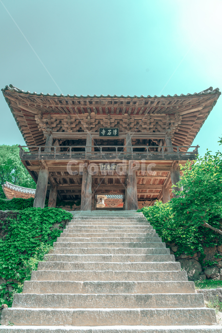 부석사,절,사원,temple,정자,계단,staircase,맑음,여름,푸른,기둥,기와,산,언덕,한국전통,한국문화,korean traditional,korean culture,건축물,건물외관,exterior,building,structure,architecture,construction