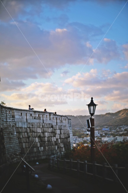 성벽,가로등,구름,하늘,rampart,streetlamp,sky,한국전통,한국문화,korean traditional,korean culture,건축물,건물외관,exterior,building,structure,architecture,construction