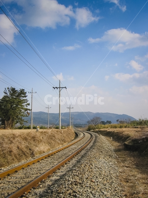 기찻길,railroad,하늘,파란하늘,전신주,전깃줄,철길,방향,길,기차,자연,풍경,nature,landscape,교통,교통수단,traffic,transportation,railway,철도,train track,rail,레일,road,도로,dirt road,흙길,gravel,자갈