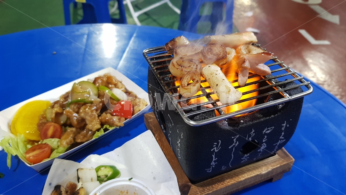 막창구이,막창,탕수육,화로대,소세지,떡,파란테이블,고추,마늘,술안주,food,koreanfood