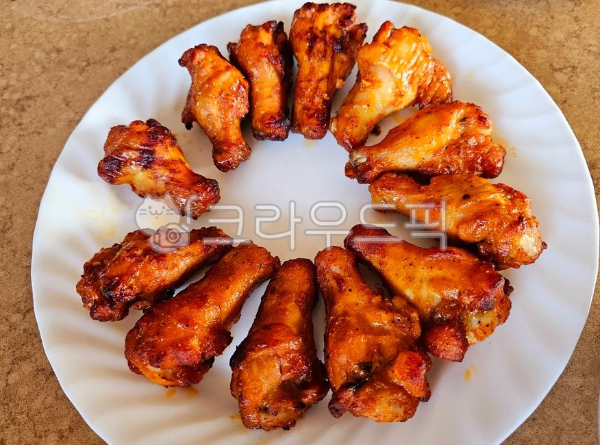 치킨윙,닭날개,튀김,간식,음식,바삭한,양념치킨,야식,치킨파티,감성사진,chickenwings,friedchicken,snack,food,crispy,seasonedchicken,latenightfood,chickenparty,delicious,emotionalphoto