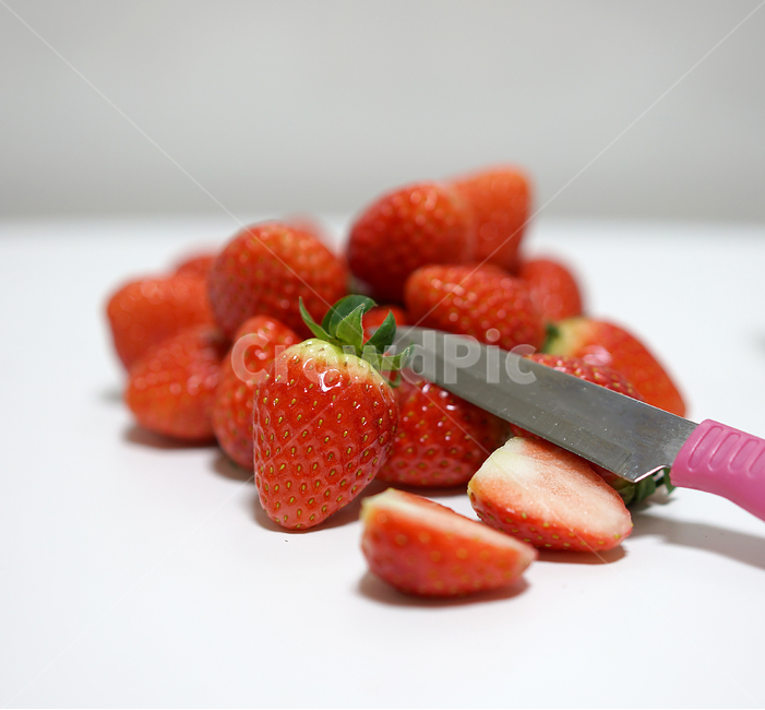 딸기,strawberry,과일,음식,겨울철과일,빨강,레드,red,베리,칼,과일칼,신선,스트로베리,과도,음식,식재료,요리,food,cook,meal,dishes,food reserves,과일,열매,fruit