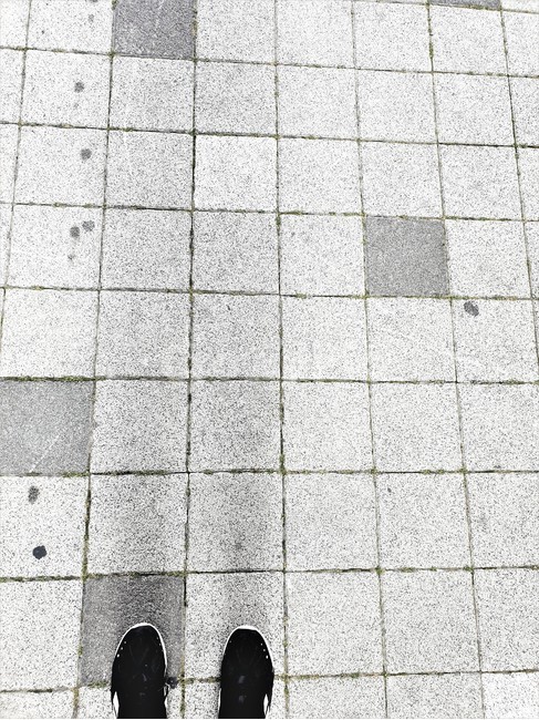 운동,감성,보도블럭,도시,바닥,흑백,모노톤,monochrome,blackandwhite,오후,도시환경,길,패턴,발,인간,걷다,야외,길거리,보도,몸,신체일부,그레이,무늬,질감,땅,회색,도로
