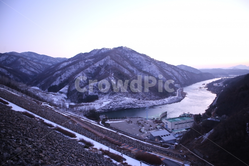 소양댐,댐,겨울,정상,자연,물,겨울,계절,winter,season,자연,풍경,nature,landscape,한국자연풍경,한국자연경관,korea nature landscape,road,도로,outdoors,옥외,mountain,산,gravel,자갈,dirt road,흙길