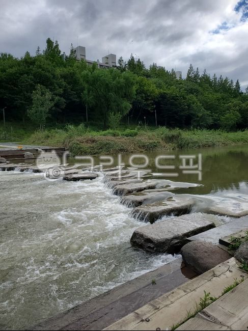 downpour,stepping stones,Yangjaecheon,dark clouds,water,Yangjae Ceiling Rainy Season