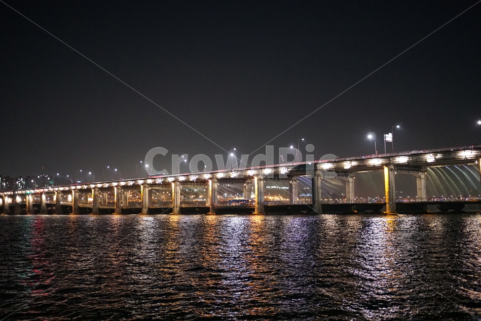 한국,코리아,korea,서울,seoul,풍경,landscape,야경,nightview,nightscene,nightscape,한강,hanriver,반포대교,한강다리,교량,bridge,불빛,물줄기,밤하늘,가로등,무지개분수,반포대교무지개분수,야경,밤,풍경,nightscape,night,landscape,도시,city,한국도시풍경,한국도시경관,korea cityscape,water,물,waterfront,워터 프론트,dock,독,pier,교각,port,포트