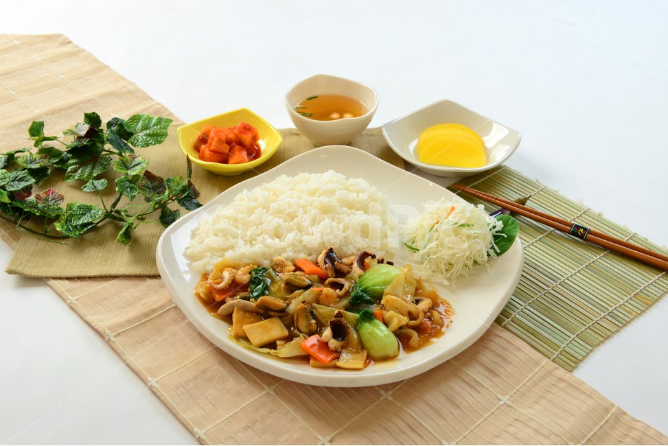 카레,커리,카레라이스,해물카레,깍두기,단무지,젓가락,양배추샐러드,맛있는,푸짐한,음식,식재료,요리,food,cook,meal,dishes,food reserves