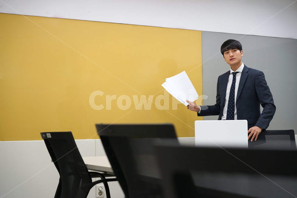 회의,발표,남성,남자,사업가,비즈니스,업무,서류,양복,정장,사무실,회의실,사람,인물,인간,human,person,남성,남자,man,male,산업,industry,industrial,비즈니스,사업,business,service,work
