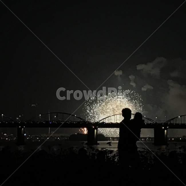 불꽃놀이,불꽃축제,야경,감성,풍경,분위기,firework,nightview,도시,풍경,city,landscape,사람,인물,인간,human,person,연인,커플,사랑,lover,couple,인물실루엣,사람실루엣,character silhouette,human silhouette,축제,행사,festival,carnival,event,nature,자연,outdoors,옥외