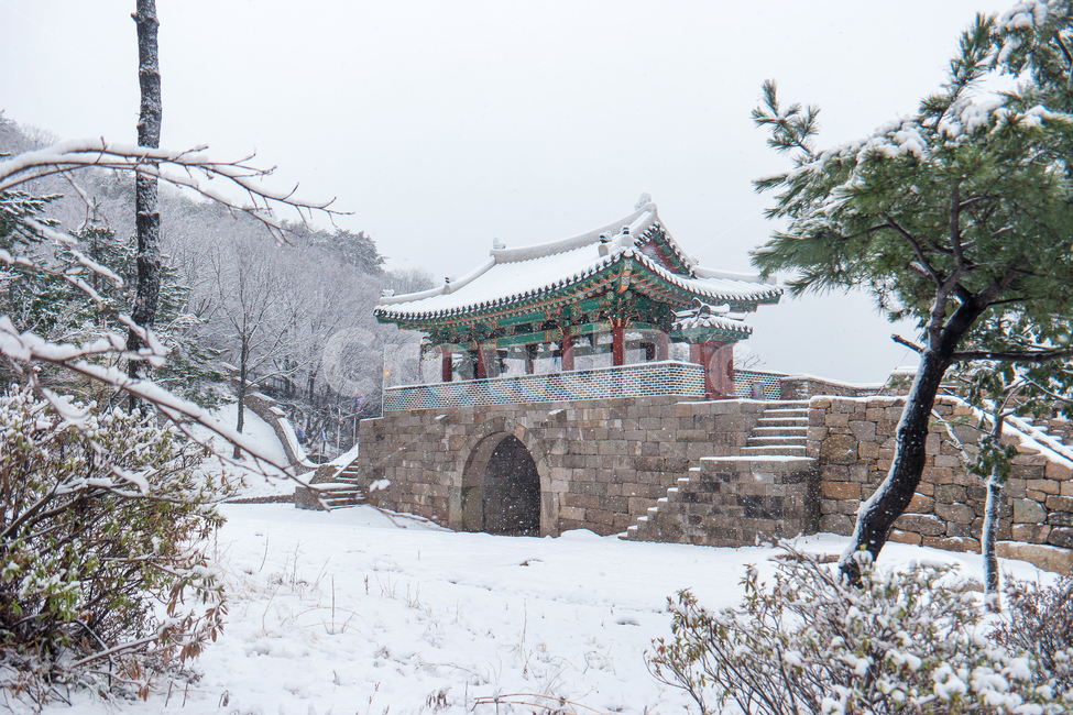 춘설,춘분,금정산,금정산성,서문,성문,금정산성서문,겨울,계절,winter,season,자연,풍경,nature,landscape,한국자연풍경,한국자연경관,korea nature landscape,한국전통,한국문화,korean traditional,korean culture,architecture,건축물,building,건물,temple,신전,shrine,신사,worship,예배