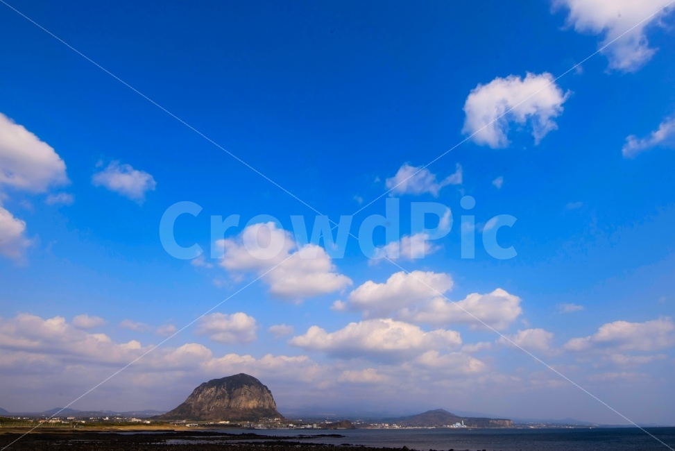 제주도,해변,해안도로,산방산,하늘,구름,여행,자연,풍경,nature,landscape,한국자연풍경,한국자연경관,korea nature landscape,제주도,jeju,jeju island,outdoors,옥외,sky,azure sky,푸른 하늘,weather,날씨,cloud,cumulus,적운