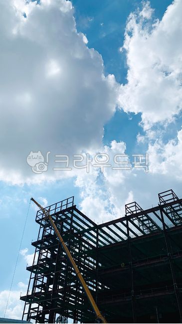 sky,cloud,building,construction,factory,crane,sun,sunshine,clear