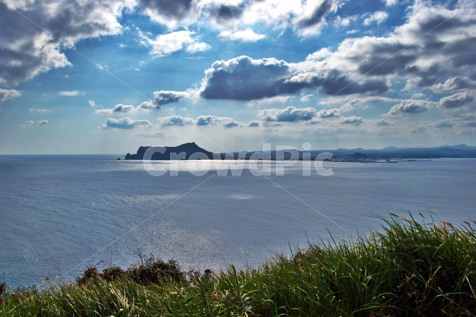 성산일출봉,제주,우도,구름,바다,빛내림,자연,자연,풍경,nature,landscape,land,땅,outdoors,옥외,water,물,sea,ocean,대양,shoreline,해안선,coast,연안