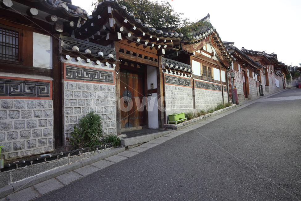 한옥,집,주택,주택가,기와집,기와,길,거리,길거리,도로,골목,골목길,담,담장,돌담,고풍,고풍스런,전통,한국전통,한옥마을,북촌한옥마을,서울,도시,건축,건축물,전통건축,전통건축물,건물,한옥집,문,대문,벽,외관,익스테리어,민속,바닥,공간,배경,백그라운드,오르막,오르막길,불빛,저녁,밤,야경,한국,한국전통,한국문화,korean traditional,korean culture,건축물,건물외관,exterior,building,structure,architecture,construction