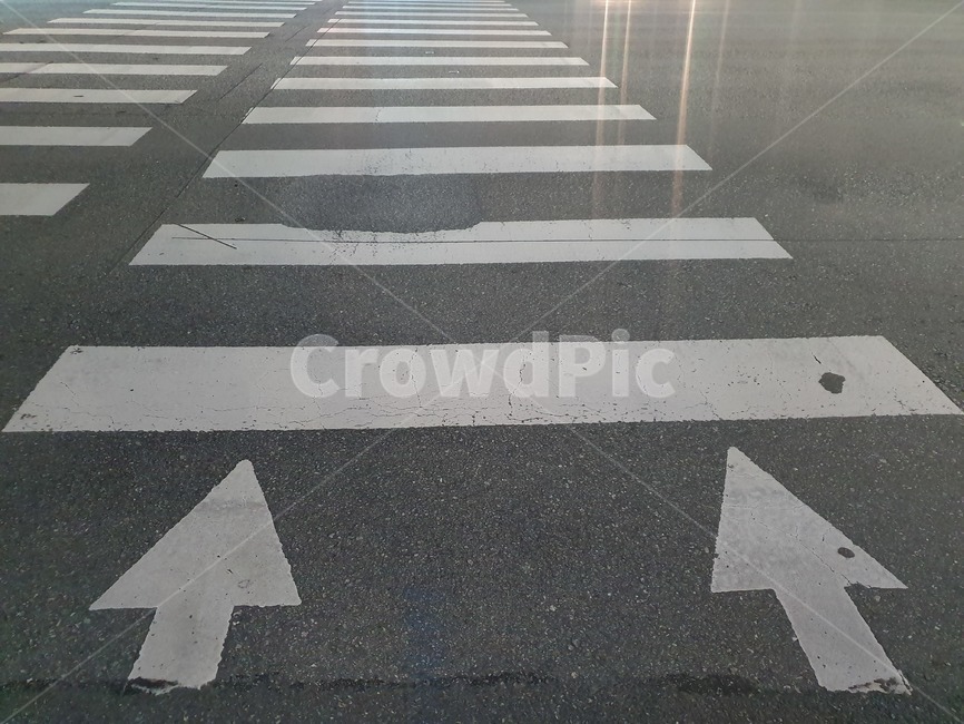 횡단보도,crosswalk,길가,화살표,arrow,go,아스팔트,asphalt,zebracrossing,도로,road,안전,outside,교통,교통안전