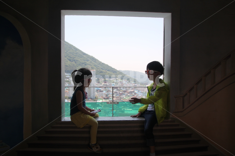 부산,감천문화마을,액자식,남매,아들,딸,역광,어린이,어린아이,child,children,kid