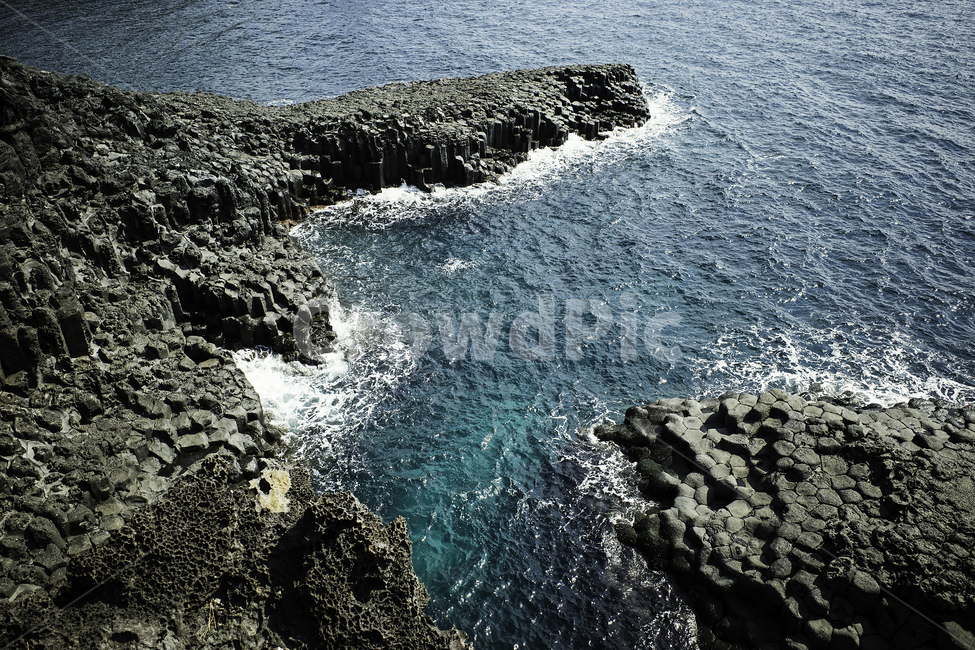 nature,자연,sea,바다,ocean,대양,water,물,outdoors,옥외,shoreline,해안선,land,나라,cliff,rock,록,제주도,주상절리,vacation,landscape,jejuisland,wave,파도,deepblue,자연,풍경,nature,landscape