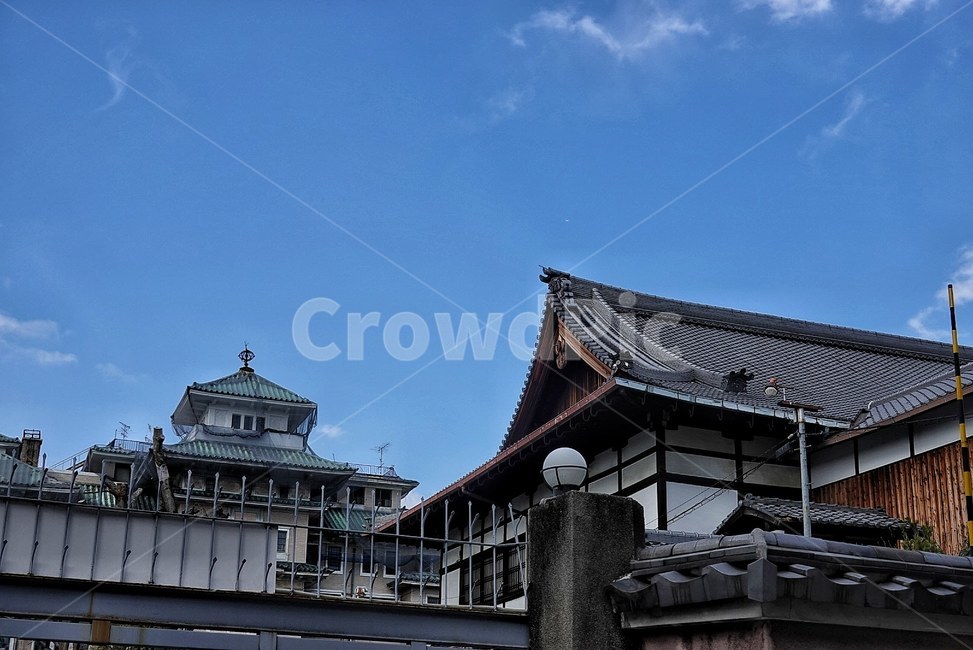 성,castle,가정집,전통건물,파란하늘,blusky,담벼락,담장,fence,울타리,집,구름,cloud,한국전통,한국문화,korean traditional,korean culture,건축물,건물외관,exterior,building,structure,architecture,construction