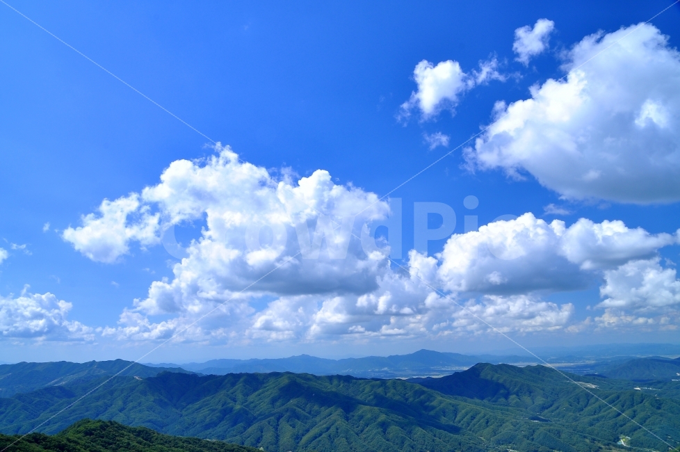 구름,뭉게구름,맑은날,하늘,상쾌함,산위에서,서정,시원함,sky,sns,ebook,bluesky,mountain,weather,원경,시안,디자인,디자이너,홈페이지,사보,카다로그,모바일,콘텐츠,마케팅,잡지,광고,전단,배너,팝업,청정,해맑은,산,멀리,바라보다,둥실둥실,기상,날씨,기상청,오염없는,청명,비온후,그림자,햇살,투명,파랑,블루톤,자연,풍경,nature,landscape,outdoors,옥외,azure sky,푸른 하늘,cloud,cumulus,적운