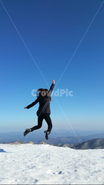 점프,만세,겨울,눈,산,jump,winter,snow,hurrah,mountain,겨울,계절,winter,season,사람,인물,인간,human,person,여성,여자,woman,female,lady,감정표현,기분,feeling,emotion
