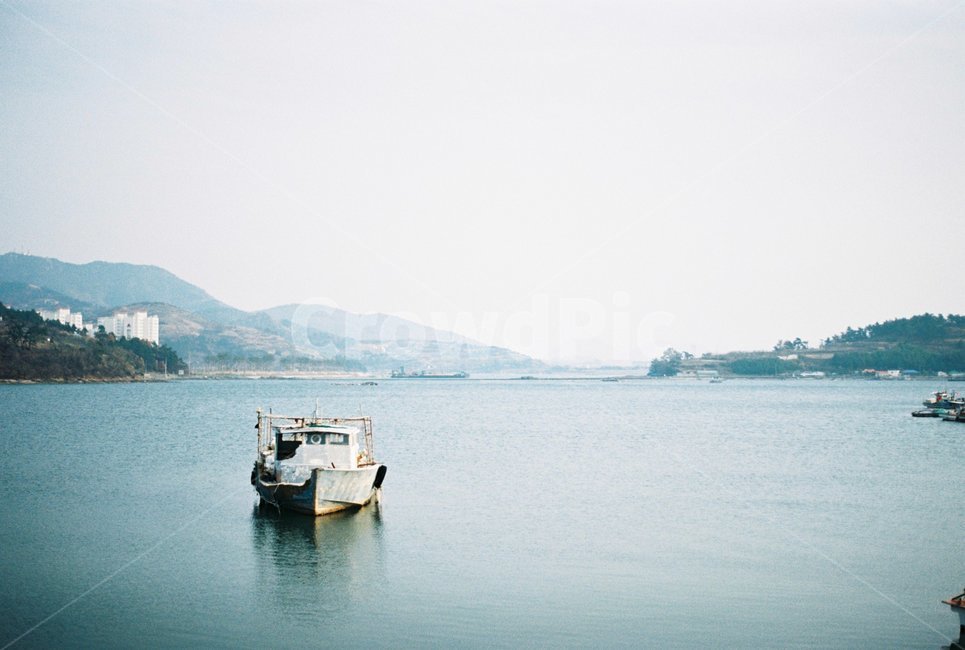 boat,보트,vehicle,차량,자연,nature,교통,transportation,outdoors,옥외,land,땅,ocean,대양,sea,바다,water,물,선박,watercraft,해안선,shoreline,vessel,용기,산업,industry,industrial,어업,fishery,fishing industry